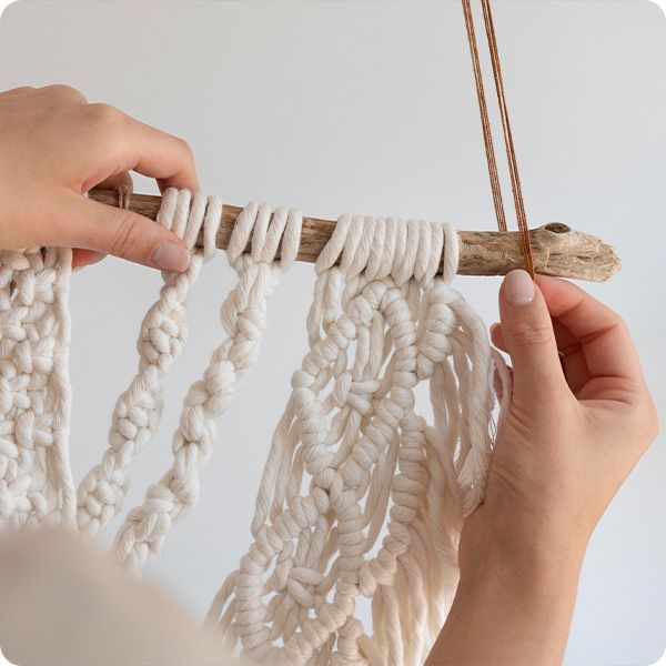persona haciendo macramé 
