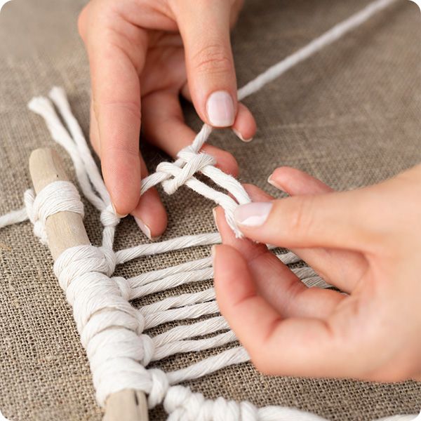 Persona haciendo macramé