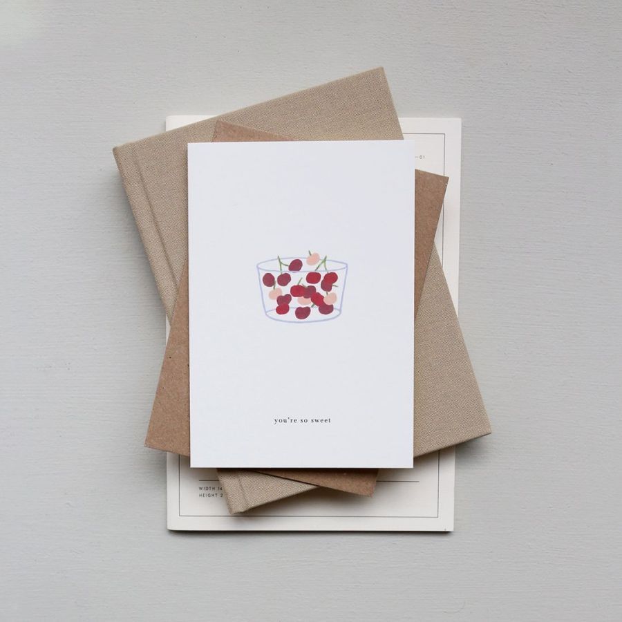 Postal con un bol de cerezas con el texto "Eres tan sudoroso" de la marca Kartotek
