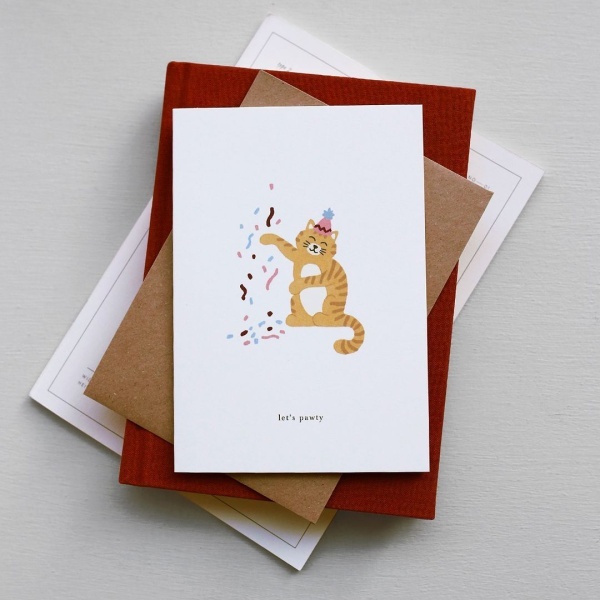 Postal de Kartotek con un gato y la frase "Let's Pawty"