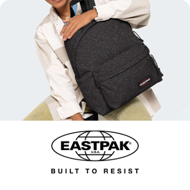 Persona con mochila negra Eastpak: mochilas de alta calidad con 30 años de garantía.